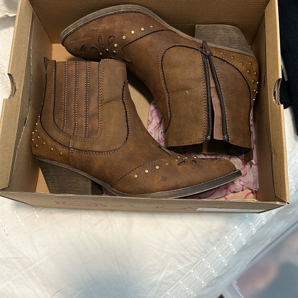 Brown Leather Ankle Boots with Stacked Heel